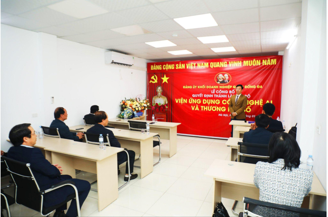 Đồng chí Vũ Mạnh Chiến - Quận Uỷ viên - Bí thư Đảng Uỷ Khối phát biểu chỉ đạo tại Lễ công bố quyết định thành lập Chi bộ Viện Ứng dụng Công nghệ AI và Thương mại số. Đồng chí Vũ Mạnh Chiến - Quận Uỷ viên - Bí thư Đảng Uỷ Khối phát biểu chỉ đạo tại Lễ công bố quyết định thành lập Chi bộ Viện Ứng dụng Công nghệ AI và Thương mại số.
