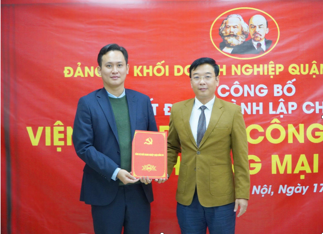 Đồng chí Vũ Mạnh Chiến - Quận Uỷ viên - Bí thư Đảng Uỷ Khối đã trao Quyết định thành lập Chi bộ cho đồng chí Nguyễn Thái Bình - Bí thư Chi bộ, Chủ tịch HĐQL Viện Ứng dụng Công nghệ AI và Thương mại số. Đồng chí Vũ Mạnh Chiến - Quận Uỷ viên - Bí thư Đảng Uỷ Khối đã trao Quyết định thành lập Chi bộ cho đồng chí Nguyễn Thái Bình - Bí thư Chi bộ, Chủ tịch HĐQL Viện Ứng dụng Công nghệ AI và Thương mại số.