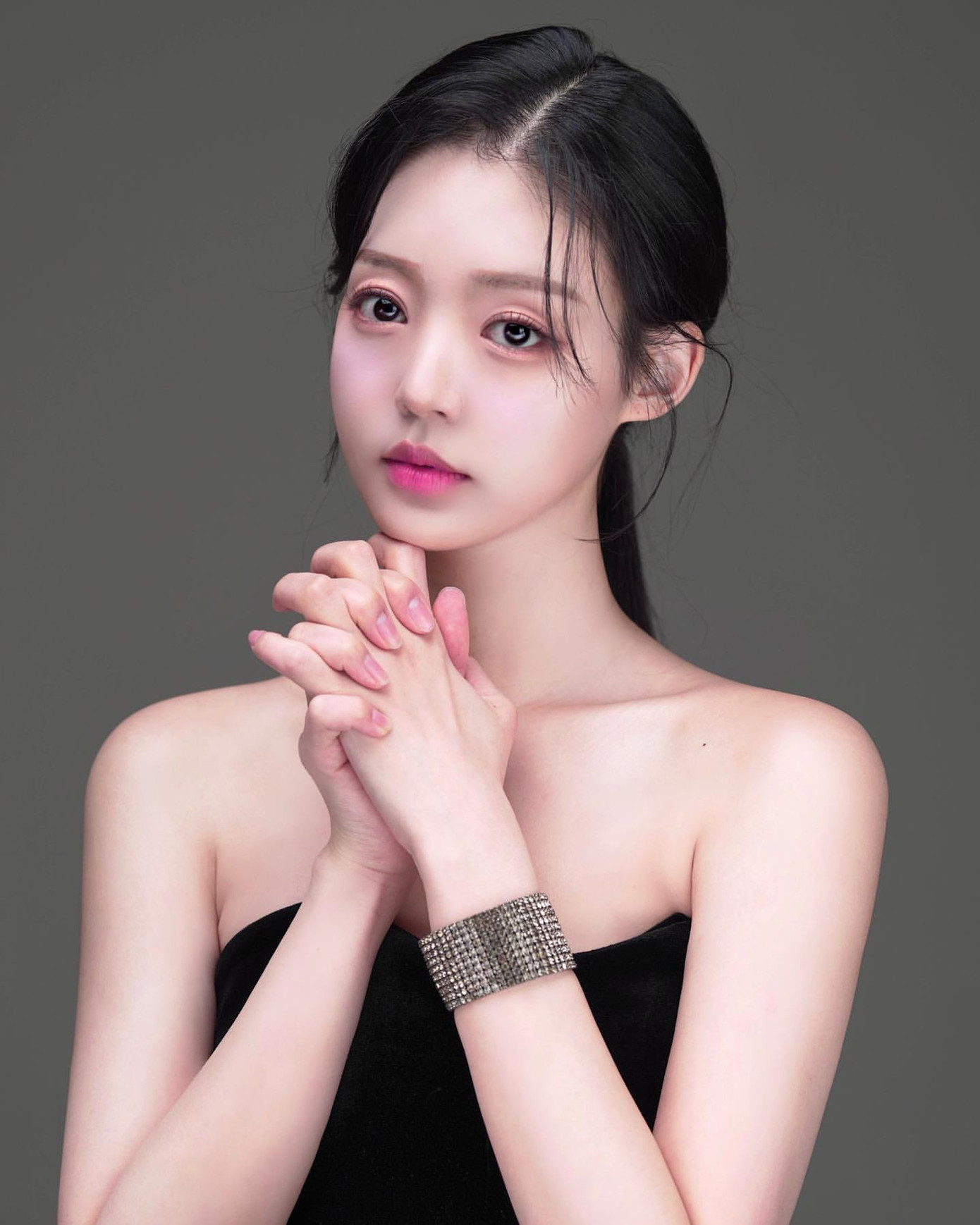 Theo Koreaboo, Si Eun cao 1,7 m với thân hình nuột nà, vòng nào ra vòng nấy.