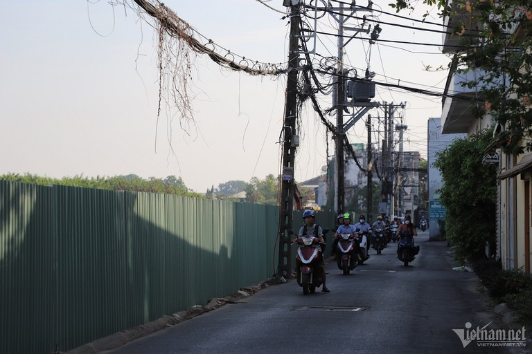 Ông Tiến (70 tuổi, người dân phường 13) cho biết, sắp tới, đường C12 hợp nhất vào đường nối Trần Quốc Hoàn- Cộng Hòa sẽ rộng gấp 6-8 lần sẽ làm thay đổi bộ mặt cuộc sống người dân. Tuyến đường hình thành sẽ giúp giảm tải kẹt xe, nhà mặt tiền trên đường được khang trang hơn do được hưởng lợi từ dự án nên ai cũng phấn khởi. Ông Tiến (70 tuổi, người dân phường 13) cho biết, sắp tới, đường C12 hợp nhất vào đường nối Trần Quốc Hoàn- Cộng Hòa sẽ rộng gấp 6-8 lần sẽ làm thay đổi bộ mặt cuộc sống người dân. Tuyến đường hình thành sẽ giúp giảm tải kẹt xe, nhà mặt tiền trên đường được khang trang hơn do được hưởng lợi từ dự án nên ai cũng phấn khởi.