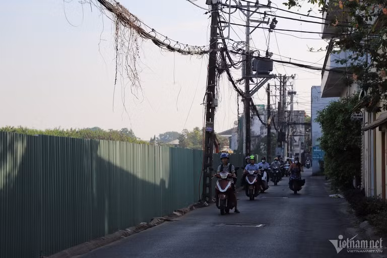 Ông Tiến (70 tuổi, người dân phường 13) cho biết, sắp tới, đường C12 hợp nhất vào đường nối Trần Quốc Hoàn- Cộng Hòa sẽ rộng gấp 6-8 lần sẽ làm thay đổi bộ mặt cuộc sống người dân. Tuyến đường hình thành sẽ giúp giảm tải kẹt xe, nhà mặt tiền trên đường được khang trang hơn do được hưởng lợi từ dự án nên ai cũng phấn khởi.
