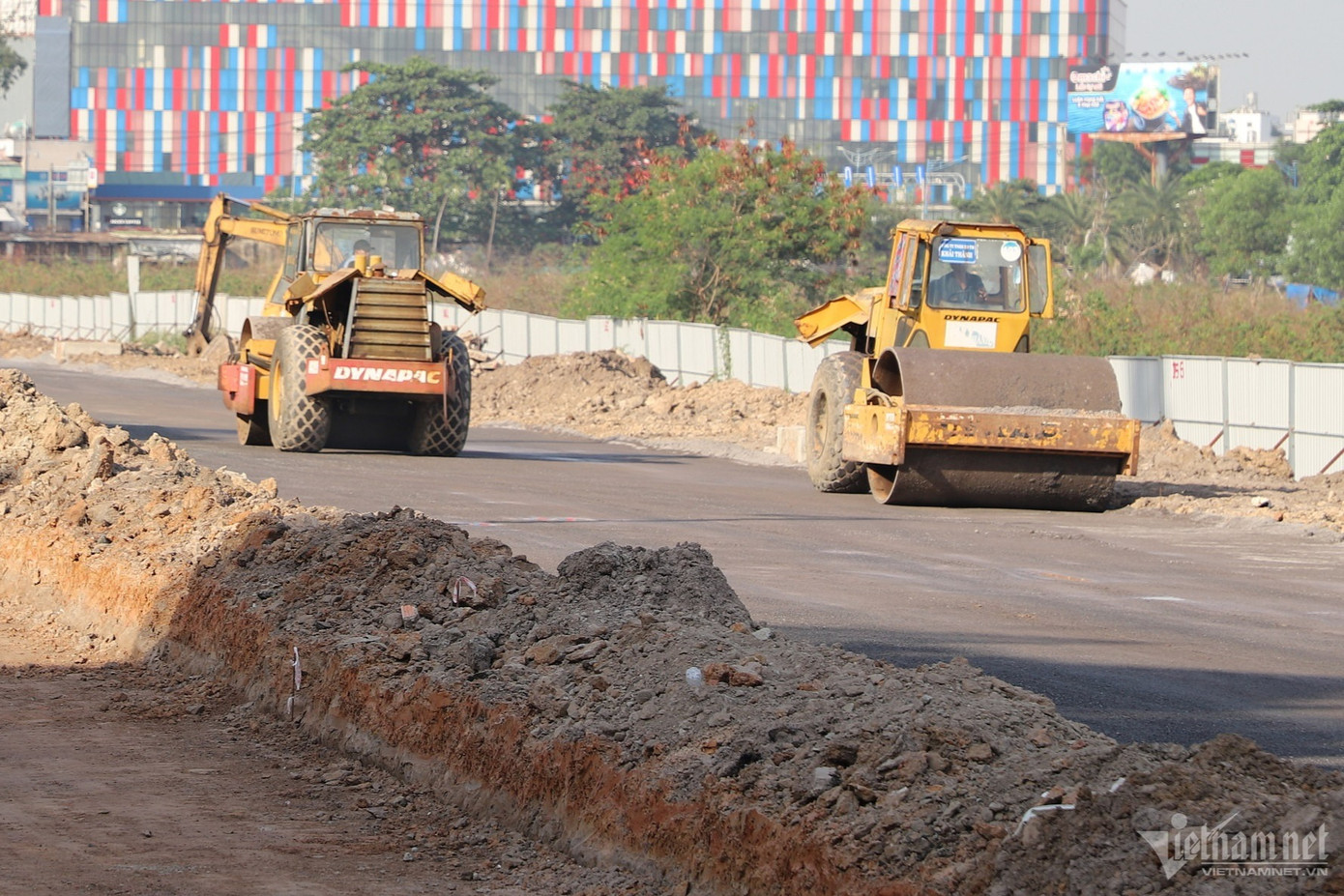 Hiện nay, nhà thầu đang đẩy nhanh tiến độ triển khai thi công đường nối, tường chắn, vỉa hè, thoát nước cho khu vực. Hiện nay, nhà thầu đang đẩy nhanh tiến độ triển khai thi công đường nối, tường chắn, vỉa hè, thoát nước cho khu vực.