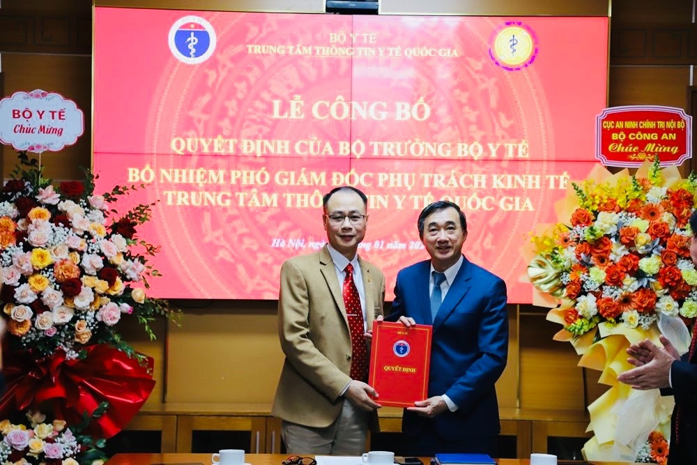 Thứ trưởng Bộ Y tế Trần Văn Thuấn trao quyết định bổ nhiệm cho đồng chí Đinh Hải Long. Ảnh: SKĐS. Thứ trưởng Bộ Y tế Trần Văn Thuấn trao quyết định bổ nhiệm cho đồng chí Đinh Hải Long. Ảnh: SKĐS.