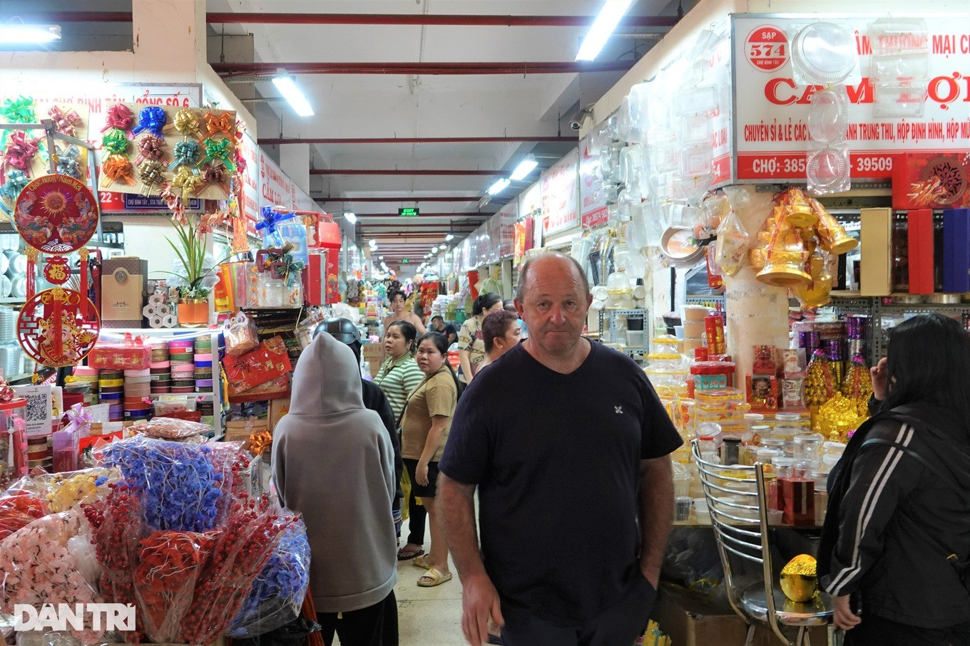 Khách nước ngoài thường xuyên lui tới khu chợ nhưng việc kinh doanh của tiểu thương vẫn không mấy khả quan (Ảnh: Nguyễn Vy).