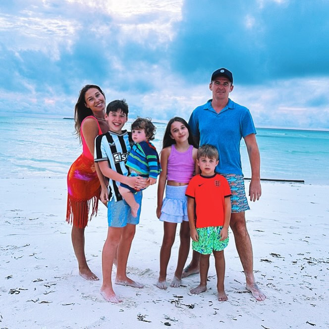 Nhìn từ bên ngoài, họ là cặp vợ chồng hạnh phúc, viên mãn khi bên nhau 16 năm, kết hôn 5 năm và có với nhau 4 người con (ba trai, một gái). Trên tài khoản cá nhân, họ thường chia sẻ những khoảnh khắc vợ chồng ngọt ngào và gia đình quây quần bên nhau. Tuy nhiên, để có tất cả điều đó, McNeil phải chịu đựng chồng rất nhiều.