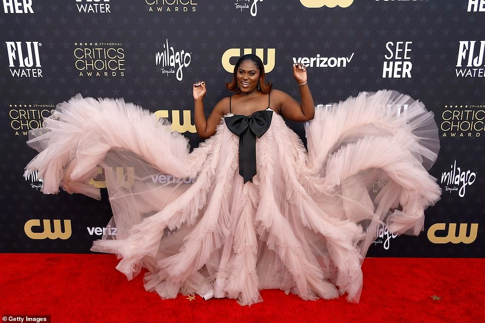 Ngôi sao Orange Is the New Black Danielle Brooks mặc bộ đồ khiến người nhìn liên tưởng đến con bạch tuộc. Ảnh: Getty Images. Ngôi sao Orange Is the New Black Danielle Brooks mặc bộ đồ khiến người nhìn liên tưởng đến con bạch tuộc. Ảnh: Getty Images.