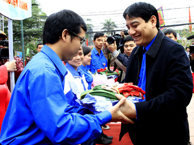 Bí thư thứ nhất T.Ư Đoàn Nguyễn Đắc Vinh trao vật dụng, trang bị cho các đội hình TNTN tại lễ khởi động Tháng Thanh niên 2013. Bí thư thứ nhất T.Ư Đoàn Nguyễn Đắc Vinh trao vật dụng, trang bị cho các đội hình TNTN tại lễ khởi động Tháng Thanh niên 2013