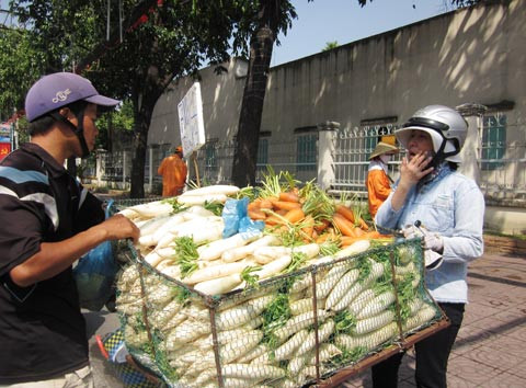 Một xe bán rau củ lề đường cạnh tranh giá cả với các sạp hàng ở trong chợ. Thời buổi khó khăn, nhiều người tiết kiệm đến cả các khoản mua thực phẩm thiết yếu hàng ngày