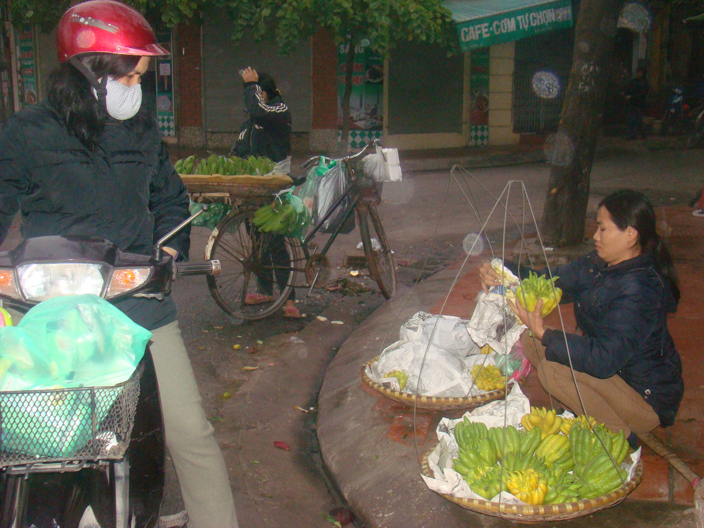 Chị bán hàng cho biết, hôm qua chị bán năm quả phật thủ 5 triệu đồng