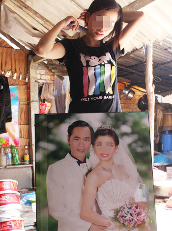 Cô dâu T. mang tấm hình của mình đi cắt bỏ