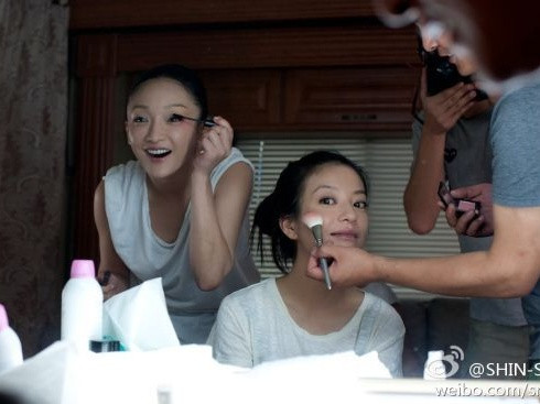 Châu Tấn và Triệu Vy thân thiết trên phim trường. Châu Tấn và Triệu Vy thân thiết trên phim trường