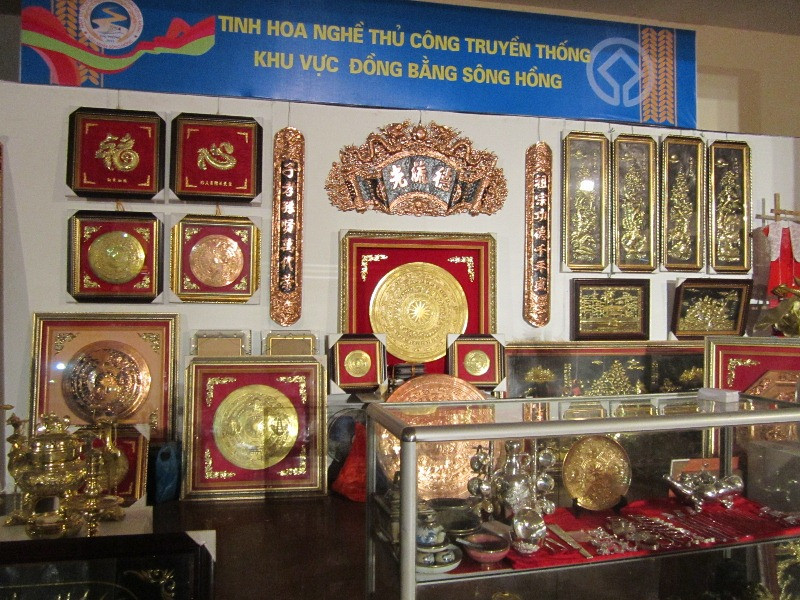 Trưng bày sản phẩm thủ công mĩ nghệ