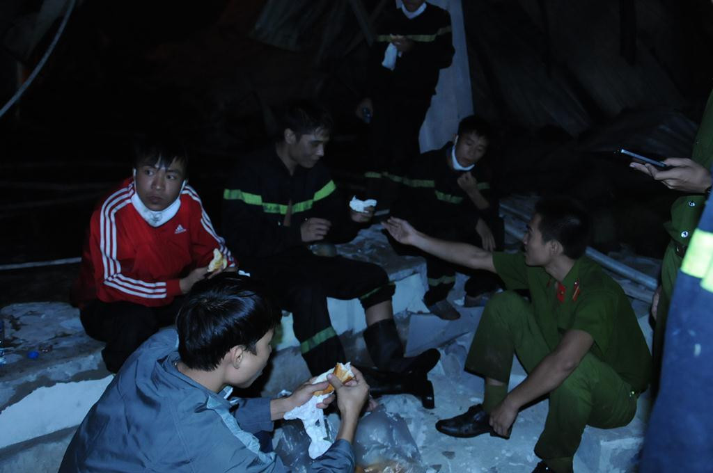 Ai nấy đều đã thấm mệt, thay nhau tiếp sức