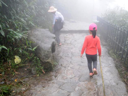 Không chỉ có thanh niên, nhiều người già và trẻ nhỏ cũng về đây trẩy hội