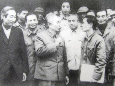 Đại tướng Võ Nguyên Giáp (người mặc quân phục đứng giữa) và Chủ tịch UBND thành phố Hải Phòng Đoàn Duy Thành (người ngoài cùng bên trái, hàng trước) về thăm huyện Kiến An và nghe báo cáo về khâu khoán sản phẩm trong nông nghiệp. Ảnh chụp lại. Đại tướng Võ Nguyên Giáp (người mặc quân phục đứng giữa) và Chủ tịch UBND thành phố Hải Phòng Đoàn Duy Thành (người ngoài cùng bên trái, hàng trước) về thăm huyện Kiến An và nghe báo cáo về khâu khoán sản phẩm trong nông nghiệp. Ảnh chụp lại