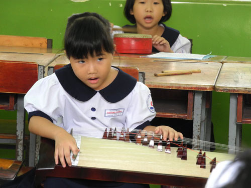 Tập trung thực hành hệ thống ngũ cung bằng cách vừa đọc, vừa đệm đàn. Tập trung thực hành hệ thống ngũ cung bằng cách vừa đọc, vừa đệm đàn