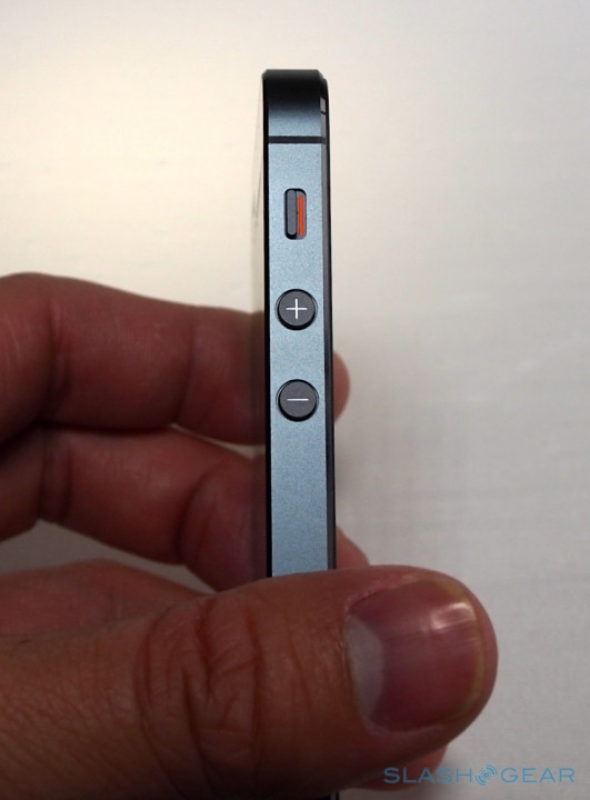 Cạnh trái vẫn giữ cấu trúc nút chế độ im lặng và tăng giảm âm lượng quen thuộc