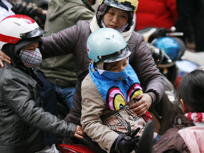 Đưa con đi học các phụ huynh luôn phải mặc ấm cho con . Ảnh: Hồng Vĩnh Đưa con đi học các phụ huynh luôn phải mặc ấm cho con