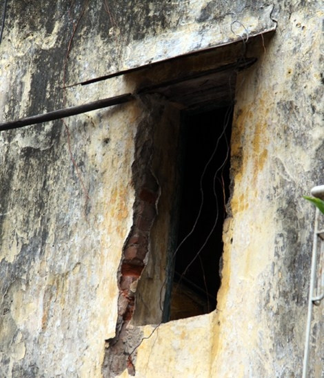 Những vết nứt toác to trên tường