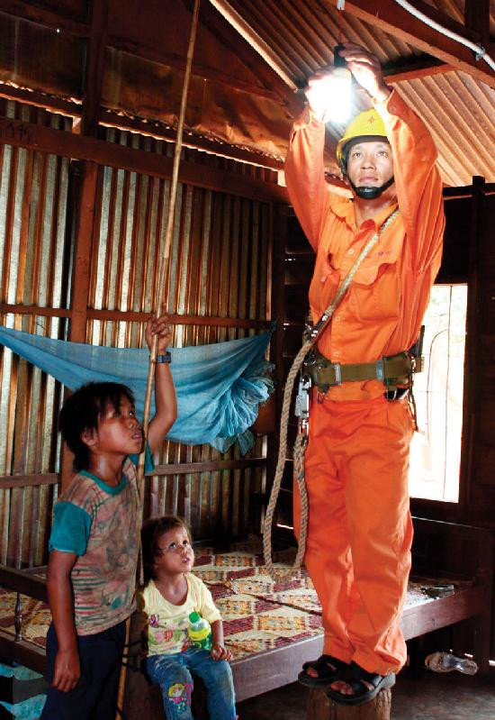 Nhiều người nghèo chưa tiếp cận được với điện giá thấp (Ảnh manh tính minh họa) Ảnh: Hồng Vĩnh