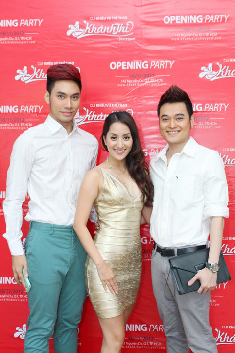 Nhà thiết kế Lý Quý Khánh và ca sĩ Quang Vinh tới chúc mừng Khánh Thi