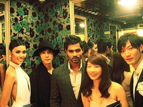 Lan Khuê khoe sắc bên các thí sinh