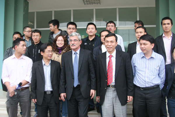 Chụp ảnh cùng lãnh đạo VFF và các phóng viên sau buổi họp báo chiều 2-3.