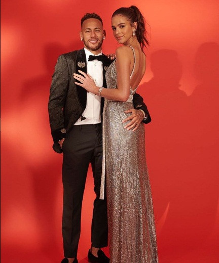 Bạn gái Neymar nóng bỏng ở đảo thiên đường Santorini ảnh 1