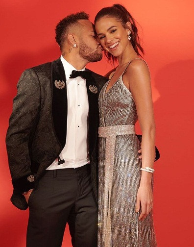 Bạn gái Neymar nóng bỏng ở đảo thiên đường Santorini ảnh 2