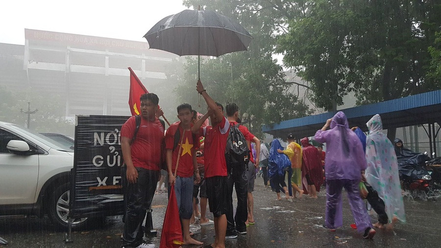 Ngàn cung bậc cảm xúc của CĐV Việt Nam ở trận bán kết ảnh 16