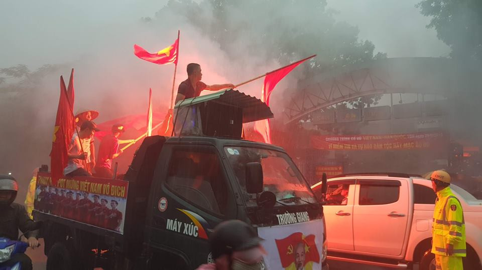 Ngàn cung bậc cảm xúc của CĐV Việt Nam ở trận bán kết ảnh 14