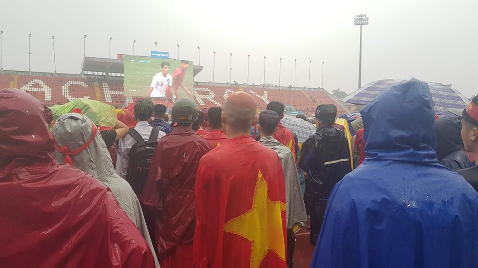 Ngàn cung bậc cảm xúc của CĐV Việt Nam ở trận bán kết ảnh 20