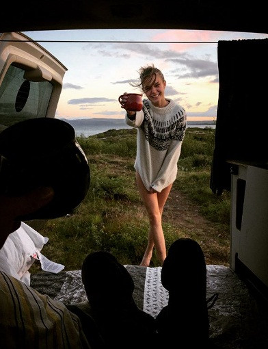 Thiên thần nội y mặc áo tắm du ngoạn ở vùng đất lạnh giá Iceland ảnh 11