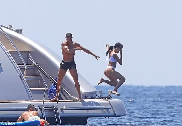 Ronaldo cùng bồ nóng bỏng dạo bước Milan, tắm biển Ibiza ảnh 9