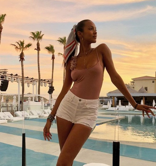 Thiên thần nội y cao 1m84 quyến rũ ngây ngất trên bìa Maxim ảnh 20