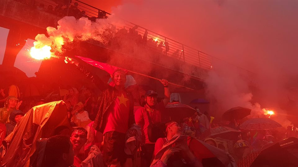 Ngàn cung bậc cảm xúc của CĐV Việt Nam ở trận bán kết ảnh 10