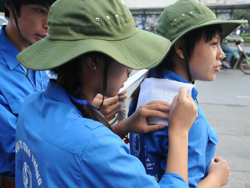 Ngoài giúp đỡ sĩ tử, các sinh viên tình nguyện còn giúp đỡ phụ huynh những thắc mắc về đường sá đi lại, chỗ trọ