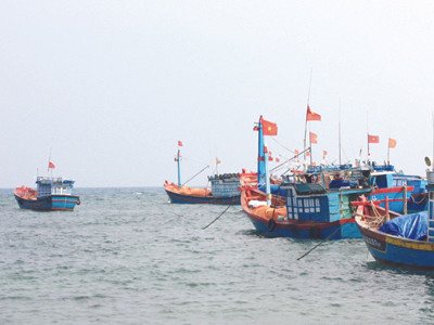 Lão ngư đã ra đi, nhưng tàu cá Lý Sơn vẫn vươn khơi bám biển Hoàng Sa. Ảnh: Nam Cường