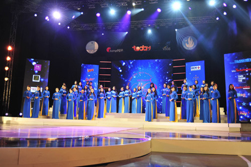 47 thí sinh trong trang phục áo dài tại đêm chung kết