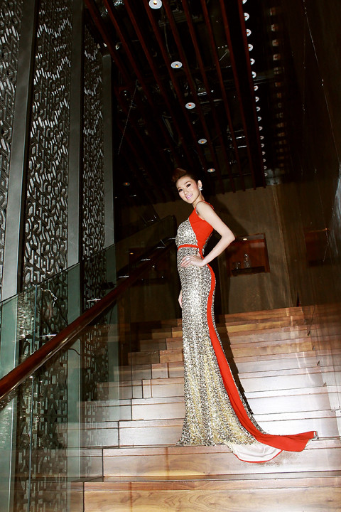 Ngay từ khi xuất hiện, Khánh My đã thu hút với bộ đầm đuôi cá ánh bạc lộng lẫy
