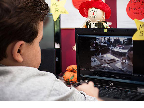 Devon điều khiển robot VGo bằng máy tính tại nhà. Cậu bé đều khiển robot VGo bằng máy tính tại nhà