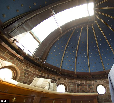 Mái nhà được làm bằng kính để ngắm bầu trời. Ảnh: AP