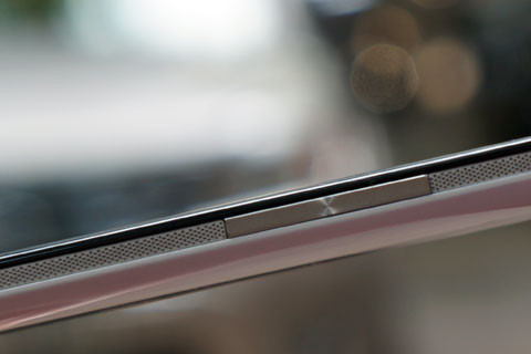 Rìa phải tương tự, có thêm nút tăng giảm âm lượng