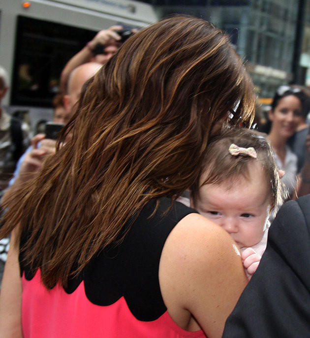 Xuất hiện tại sân bay Los Angle (Mỹ), hai mẹ con nhanh chóng trở thành tâm điểm của sự chú ý. Tại buổi lễ trao giải thưởng British Fashion. Hai mẹ con tại thành phố Los Angles. Vic và Harper với tone hồng xuất hiện trên đường phố New York (Mỹ) trong tuần lễ thời trang New York. Công chúa Harper trông thật đáng yêu với chiếc váy và chiếc nơ xinh màu hồng. Hai mẹ con đi mua sắm tại của hàng Big Apple. Vừa mới bước chân ra khỏi cửa hàng Channel, hai mẹ con đã bị những paparazzi chộp được.