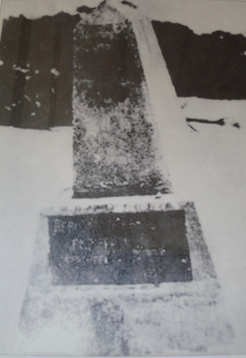 Bia chủ quyền Việt Nam trên quần đảo Hoàng Sa. Ảnh chụp năm 1930. Ảnh dưới: Hoàng Sa nhìn từ trên không với các cơ sở quân sự, khí tượng của Việt Nam. Bia khẳng định chủ quyền của Việt Nam trên quần đảo Hoàng Sa năm 1930