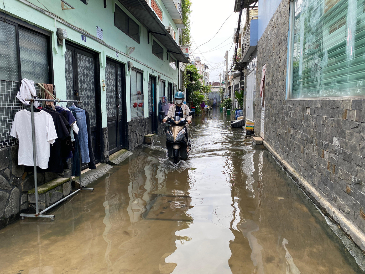 “Hôm nay nước rút một chút, còn hôm qua ngập đến mức xe đi không được luôn. Nhiều xe chết máy nên người dân phải dắt bộ về nhà. Một số nhà nâng nền rồi thì còn đỡ. Những nhà nào nền thấp như các nhà trọ thì hầu như bị ngập nước quanh năm” - ông Thành chia sẻ thêm.