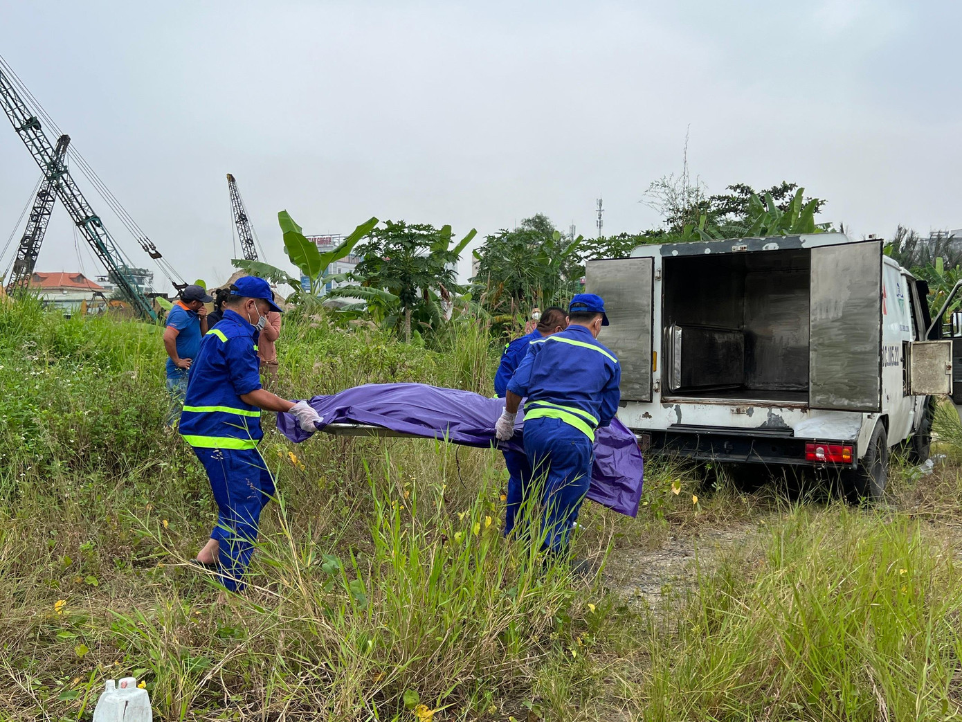 Thi thể nạn nhân được đưa vào nhà xác.