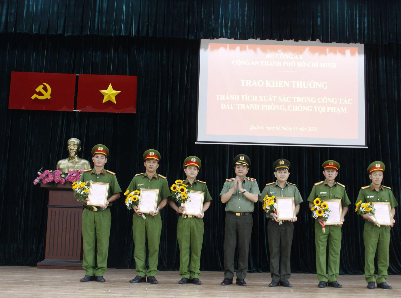 Thiếu tướng Lê Hồng Nam - Giám đốc Công an TPHCM trao khen thưởng cho các đơn vị có thành tích triệt phá đường dây vận chuyển, mua bán trái phép chất ma túy với quy mô lớn. Thiếu tướng Lê Hồng Nam - Giám đốc Công an TPHCM trao khen thưởng cho các đơn vị có thành tích triệt phá đường dây vận chuyển, mua bán trái phép chất ma túy với quy mô lớn.