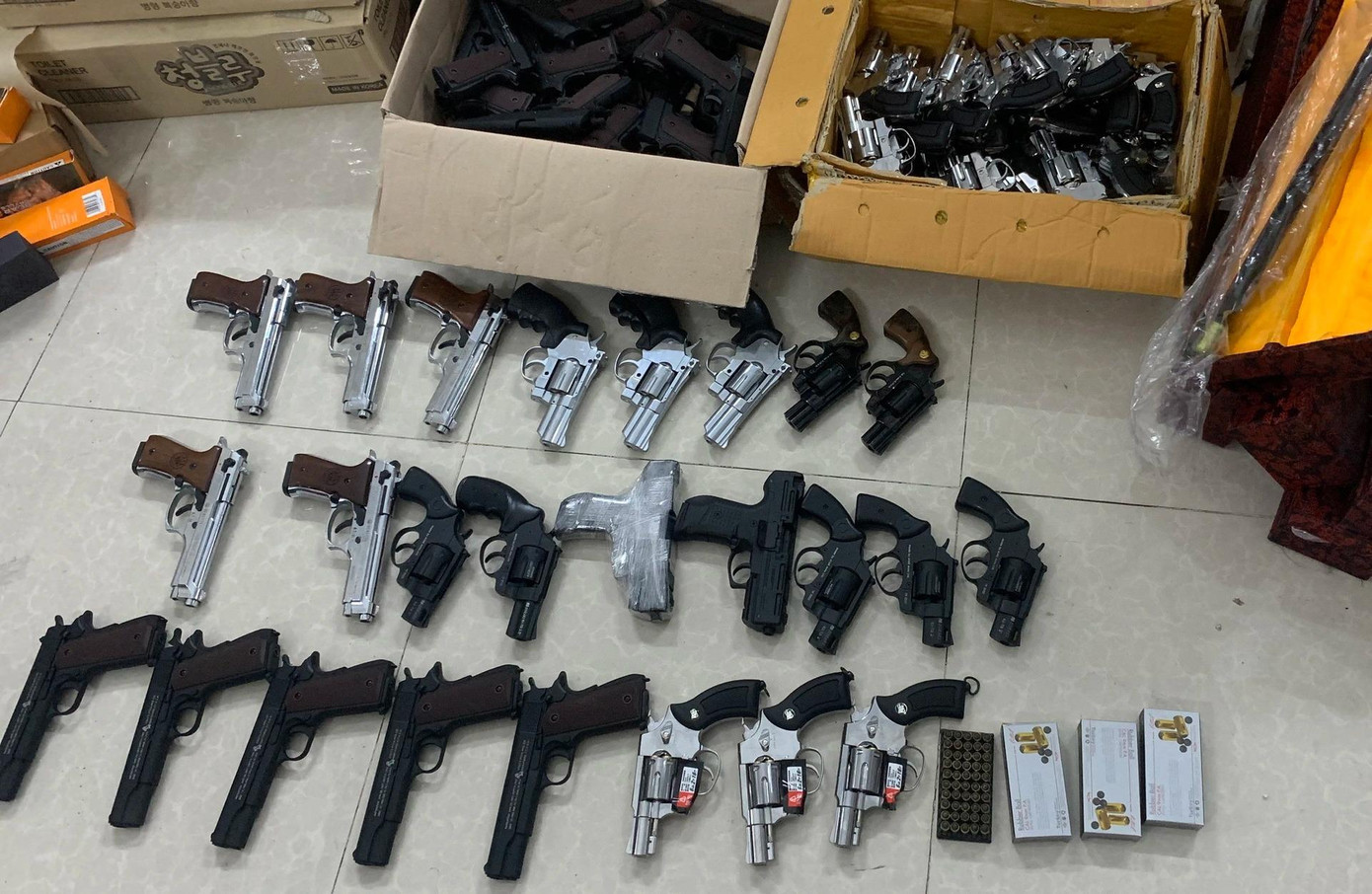 Công an thu giữ gần 150 khẩu súng các loại, 250 viên đạn các loại, hơn 4.000 dao, kiếm và hàng trăm công cụ hỗ trợ khác. Ảnh: Công an TPHCM Công an thu giữ gần 150 khẩu súng các loại, 250 viên đạn các loại, hơn 4.000 dao, kiếm và hàng trăm công cụ hỗ trợ khác. Ảnh: Công an TPHCM