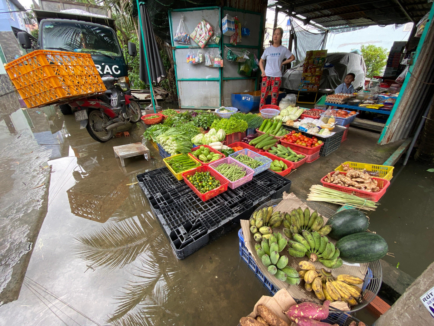 Ngập úng kéo dài khiến đời sống, sinh hoạt và kinh doanh buôn bán của người dân bị ảnh hưởng.